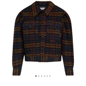 Wool-blend cropped checked coat with long sleeves. Button closure. 
·